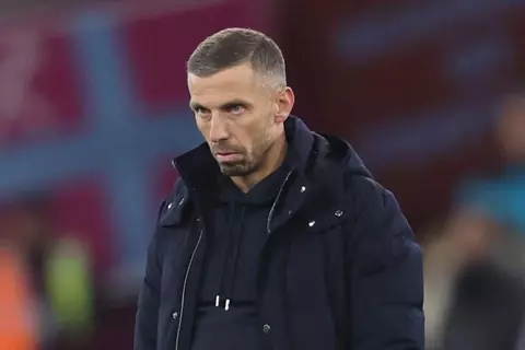 تقارير: وولفرهامبتون يدرس عودة جاري أونيل لتدريب الفريق